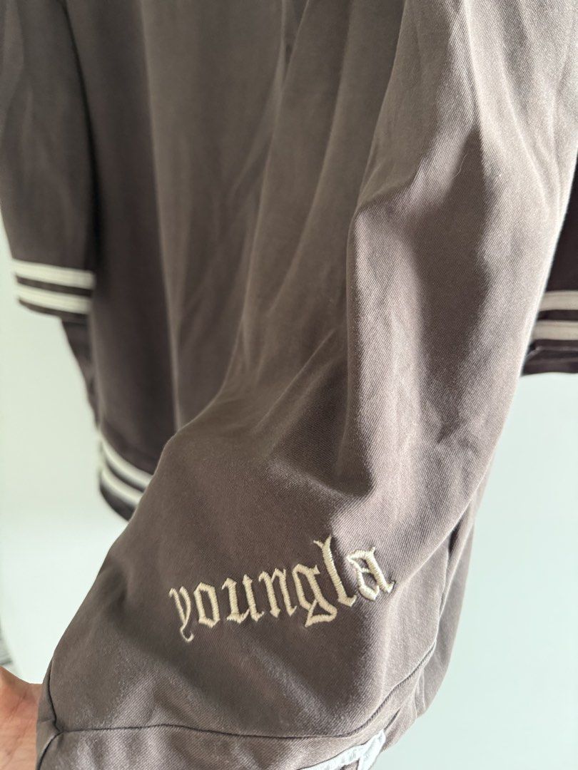 AUTHENTIC YoungLA Brown Oversized T-shirt Medium (Category: Tshirts & Polo Shirts ) located in Pasig City. Submitted by kfreed (Listing ID 1455229488, Image 2). Description: YoungLA is a famous lifiting / workout brand in USA like Gymshark - Color: Brown - Style: Oversized T-shirt - Details: White striped cuffs and hem, embroidered 'youngla' logo on sleeve - Size: Medium Bought and ordered in USA RFS: Not being worn anymore.