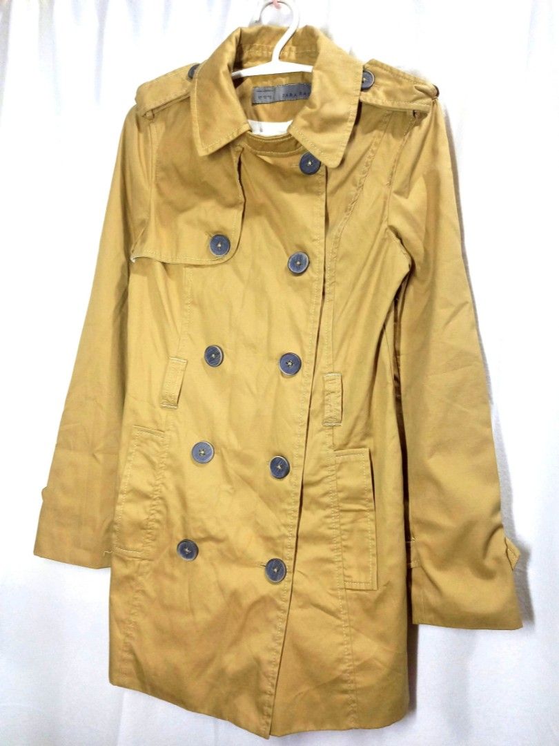 Zara Basic classic-breated beige trench coat (Category: Coats, Jackets and Outerwear) located in Cavite. Submitted by hopiaselling (Listing ID 1454412398, Image 1). Description: Featuring epaulets on the shoulders, button flaps, and structured lapels.