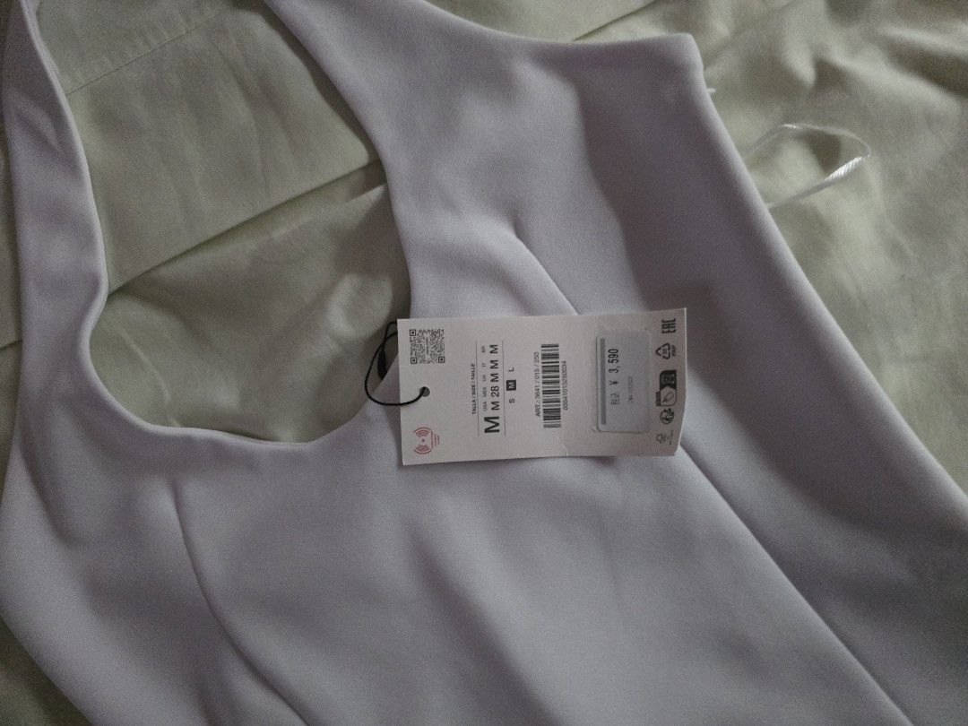 Zara Crepe Halter Top White Size M (Category: Sleeveless) located in Quezon City. Submitted by quirkfox77 (Listing ID 1455183181, Image 3). Description: - Brand: Zara - Style: White Halter Neck Top - Fit: Structured, flattering silhouette - Condition: Brand new with original tags attached - Size: Medium (M) - Versatility: Perfect for dressing up or down.