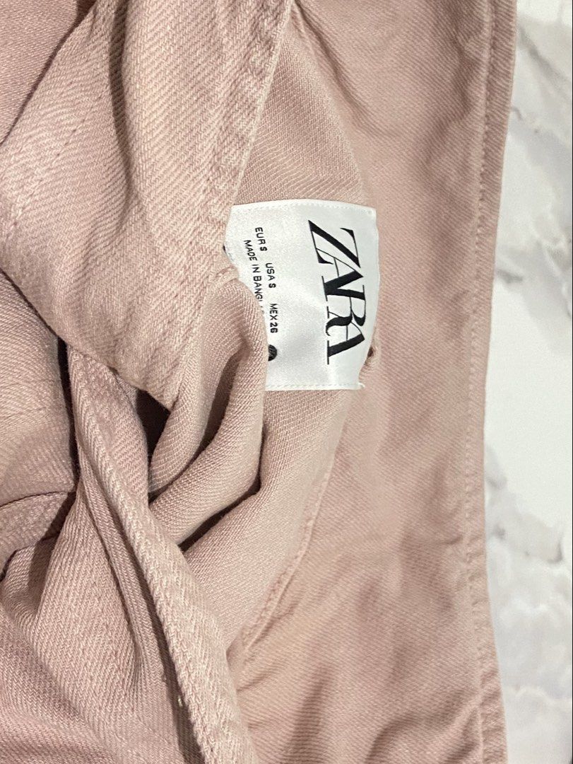 ZARA Pink Essential Chore Workwear Button Down Long Sleeve (Category: Formal Shirts) located in San Jose. Submitted by _kentsthrift (Listing ID 1455312263, Image 3). Description: -Dimensions, Details and condition included in the listing -Please see measurement before buying -Pictures may vary due to lighting Issue: very slight damage at front and back as taken in the picture -Overall in Excellent condition.
