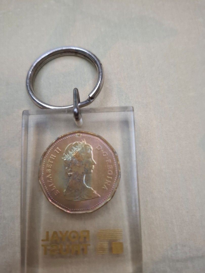 1987 Canada First Loonie One Dollar Coin keychain (Category: Currency) located in Pasig City. Submitted by keekeedee (Listing ID 1455454088, Image 2). Description: RARE QUEEN ELIZABETH II 1987 CANADA DOLLAR COIN GOLD COLOR ROYAL TRUST BANK OF CANADA KEYCHAIN.