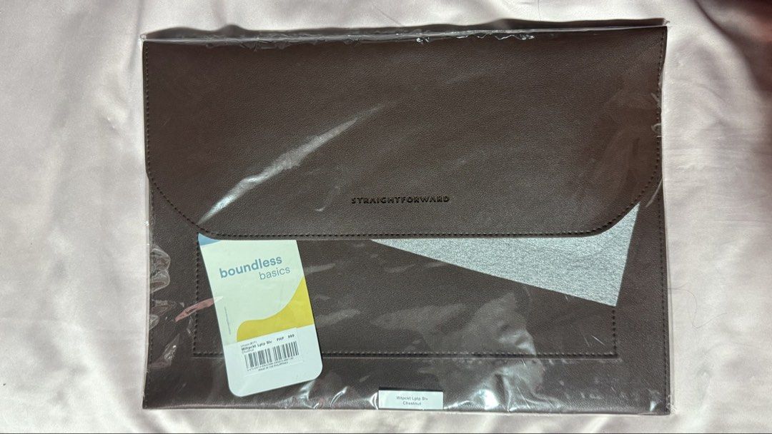 🤎 15” Brown Straightforward laptop sleeve (Category: Laptop Bags & Sleeves) located in Quezon City. Submitted by cinna_collects (Listing ID 1455389378, Image 1). Description: 🤎 15” Brown Straightforward laptop sleeve • BNEW • price: 650 • rfs: decluttering Open for layaway 30% DP, 1 month to pay Will ignore lowballers 📩Dm me for inquiries MOP: Gcash MOD: grab/lalamove (buyer may book) or LBC or j&t 📍QC loc 💰Sf will be shouldered by the buyer