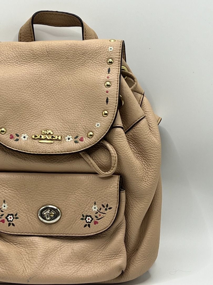 ® Coach Mini Billie Backpack with Floral Tooling (Category: Luxury Bags & Wallets) located in San Fernando. Submitted by therarevue (Listing ID 1455408947, Image 2). Description: ═══════ ʙʀᴀɴᴅ: COACH ɴᴏᴛᴇꜱ ᴏɴ ᴡᴇᴀʀ: ￫ no significant wear noted ￫ stains & peeling in creed *𝘞𝘦𝘢𝘳 𝘢𝘯𝘥 𝘵𝘦𝘢𝘳 𝘪𝘴 𝘦𝘹𝘱𝘦𝘤𝘵𝘦𝘥 𝘰𝘯 𝘱𝘳𝘦-𝘰𝘸𝘯𝘦𝘥 𝘱𝘪𝘦𝘤𝘦𝘴 — 𝘮𝘰𝘴𝘵 𝘤𝘰𝘮𝘮𝘰𝘯𝘭𝘺 𝘰𝘯 𝘩𝘢𝘯𝘥𝘭𝘦𝘴, 𝘤𝘰𝘳𝘯𝘦𝘳𝘴, 𝘭𝘪𝘯𝘪𝘯𝘨, 𝘢𝘯𝘥 𝘩𝘢𝘳𝘥�