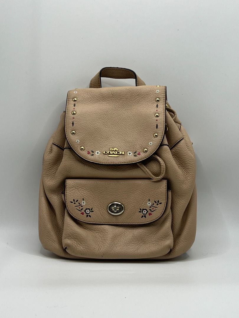 ® Coach Mini Billie Backpack with Floral Tooling (Category: Luxury Bags & Wallets) located in San Fernando. Submitted by therarevue (Listing ID 1455408947, Image 1). Description: ═══════ ʙʀᴀɴᴅ: COACH ɴᴏᴛᴇꜱ ᴏɴ ᴡᴇᴀʀ: ￫ no significant wear noted ￫ stains & peeling in creed *𝘞𝘦𝘢𝘳 𝘢𝘯𝘥 𝘵𝘦𝘢𝘳 𝘪𝘴 𝘦𝘹𝘱𝘦𝘤𝘵𝘦𝘥 𝘰𝘯 𝘱𝘳𝘦-𝘰𝘸𝘯𝘦𝘥 𝘱𝘪𝘦𝘤𝘦𝘴 — 𝘮𝘰𝘴𝘵 𝘤𝘰𝘮𝘮𝘰𝘯𝘭𝘺 𝘰𝘯 𝘩𝘢𝘯𝘥𝘭𝘦𝘴, 𝘤𝘰𝘳𝘯𝘦𝘳𝘴, 𝘭𝘪𝘯𝘪𝘯𝘨, 𝘢𝘯𝘥 𝘩𝘢𝘳𝘥�