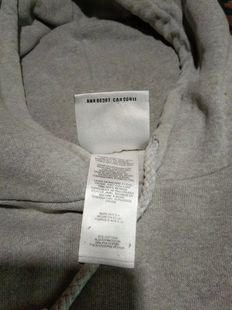 Adidas Grey Hoodie Size L (Category: Hoodies) located in Camalaniugan. Submitted by mateojuliu73958 (Listing ID 1455330532, Image 3). Description: - Grey Adidas Hoodie (pa crop) womens large, small sa boy) - issue: may loose stitch sa logo, nasa last pic - Size: Large (L) - Dimes: 28/25 - Made in USA - Material: 80% Cotton, 20% Polyester - Features classic embroidered Adidas logo on chest - Comfortable and casual design - Ideal for everyday wear.