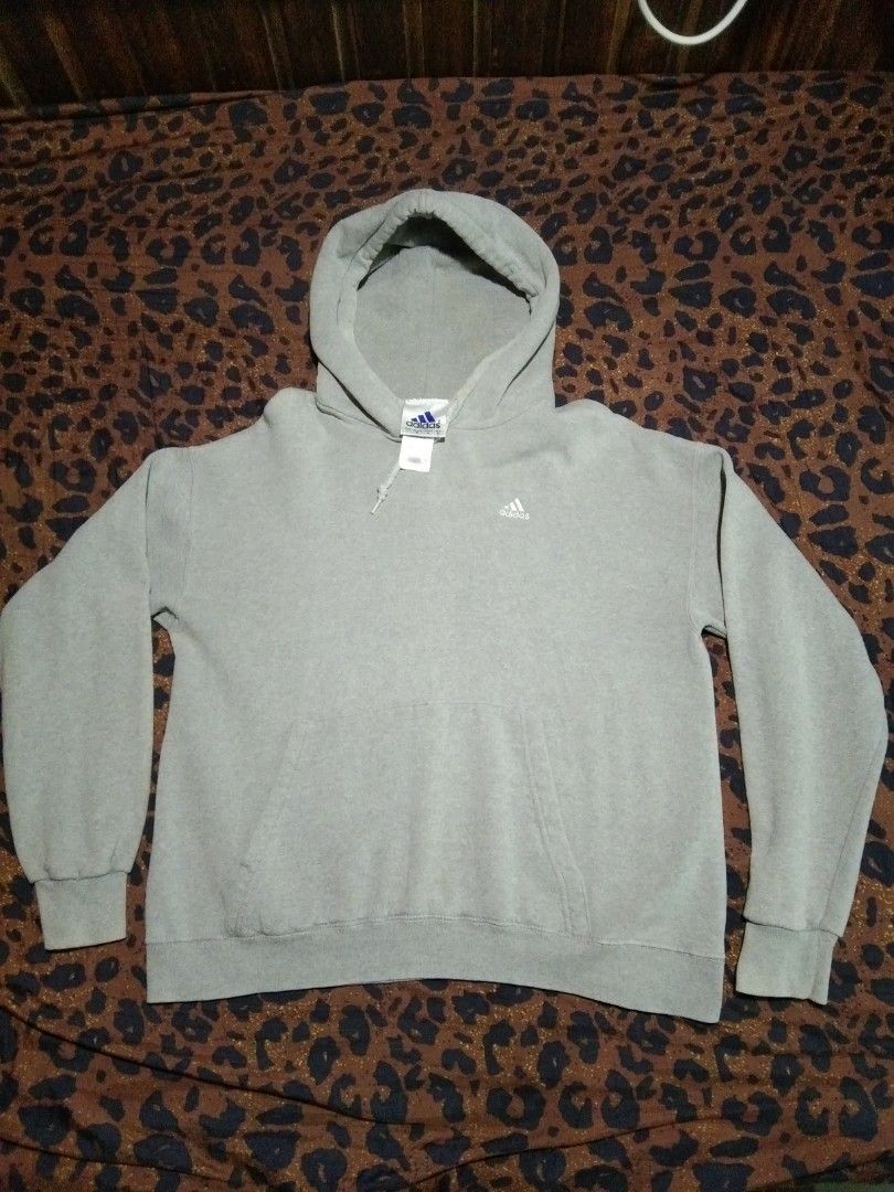 Adidas Grey Hoodie Size L (Category: Hoodies) located in Camalaniugan. Submitted by mateojuliu73958 (Listing ID 1455330532, Image 1). Description: - Grey Adidas Hoodie (pa crop) womens large, small sa boy) - issue: may loose stitch sa logo, nasa last pic - Size: Large (L) - Dimes: 28/25 - Made in USA - Material: 80% Cotton, 20% Polyester - Features classic embroidered Adidas logo on chest - Comfortable and casual design - Ideal for everyday wear.