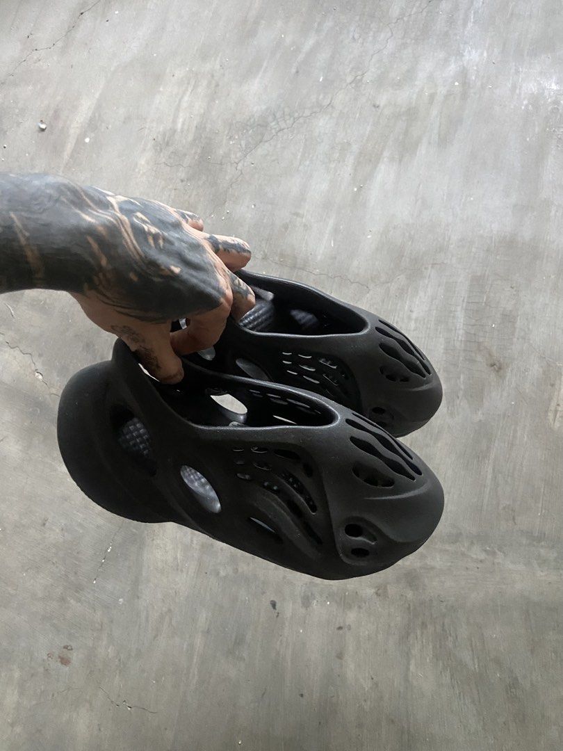 Adidas Yeezy Foam Runner Onyx (Category: Slippers & Slides) located in Manila. Submitted by nueveee (Listing ID 1455411248, Image 2). Description: twice lang nagamit.