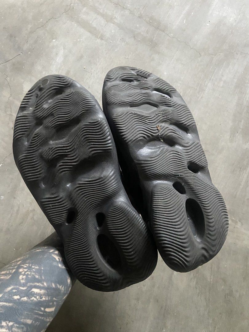 Adidas Yeezy Foam Runner Onyx (Category: Slippers & Slides) located in Manila. Submitted by nueveee (Listing ID 1455411248, Image 3). Description: twice lang nagamit.
