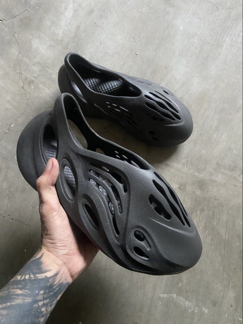 Adidas Yeezy Foam Runner Onyx (Category: Slippers & Slides) located in Manila. Submitted by nueveee (Listing ID 1455411248, Image 1). Description: twice lang nagamit.