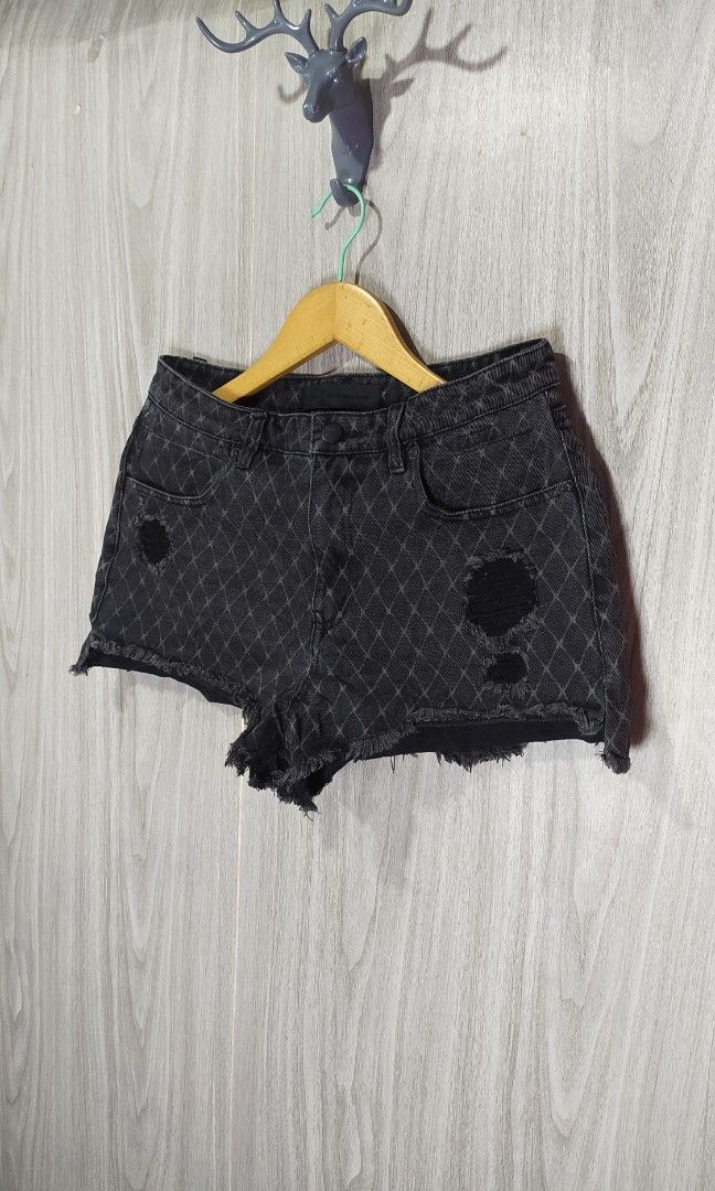Alexander Wang Quilted Denim Shorts (Category: Shorts) located in Naga. Submitted by secondspinv2 (Listing ID 1455358769, Image 2). Description: Alexander Wang Quilted Denim Shorts ✅Size: L ✅Waist: 28 ✅Length: 12 ✅Color Rate: 9.5/10 ✅No Issue ✅Need Wash ✅Location: Bicol Naga City, Camarines Sur ✅Courier: J&T Express/Flash Express ✅MOP: Gcash only.