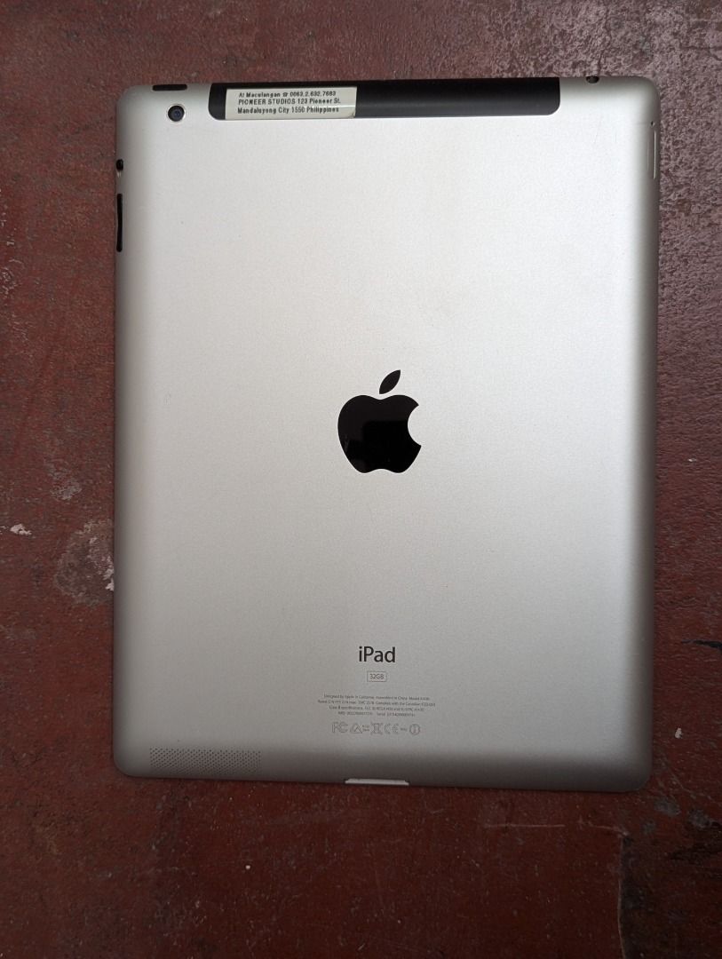 Apple iPad 3 32GB (Category: iPad) located in Manila. Submitted by allyleighhh (Listing ID 1455491832, Image 2). Description: - Apple iPad 3 - 32GB Storage - Silver Color - Classic Apple design - Aluminum body - Good working condition - Ideal for browsing, media, and light tasks.