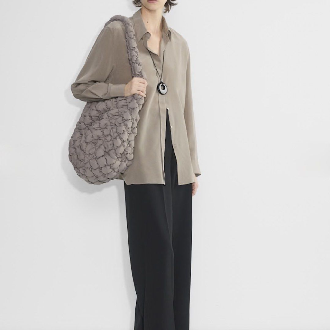 Aritzia Curator Bigger Bag in Taupe (Category: Cross-body Bags) located in Balanga. Submitted by kyleweeee (Listing ID 1455493136, Image 2). Description: .