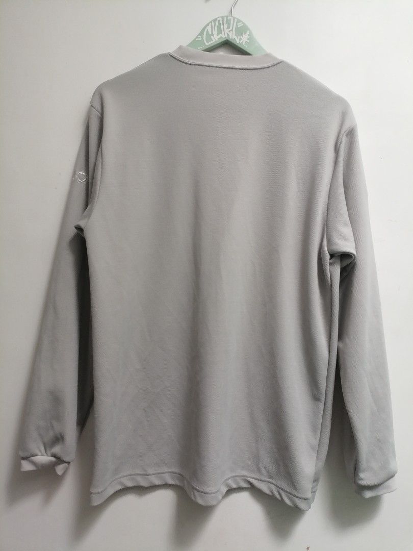 Asics Performance Athletic Grey Longsleeve Wear Japan (Category: Tshirts & Polo Shirts ) located in San Mateo. Submitted by arrowscrap_delight (Listing ID 1455404575, Image 2). Description: Asics Performance Athletic Grey Longsleeve Wear Japan Verygood Condition 100% Polyester Embroidered Logos on Sleeves Size O Jaspo on Tag / Large Length : 28" Width : 21" Sleeves Length : 24.5" Issue : 2 Small Snag or Pulled Thread on Left Shoulder And Front Le