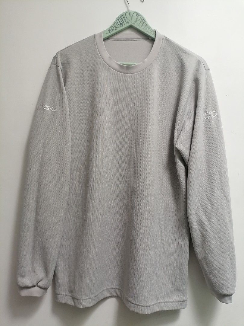 Asics Performance Athletic Grey Longsleeve Wear Japan (Category: Tshirts & Polo Shirts ) located in San Mateo. Submitted by arrowscrap_delight (Listing ID 1455404575, Image 1). Description: Asics Performance Athletic Grey Longsleeve Wear Japan Verygood Condition 100% Polyester Embroidered Logos on Sleeves Size O Jaspo on Tag / Large Length : 28" Width : 21" Sleeves Length : 24.5" Issue : 2 Small Snag or Pulled Thread on Left Shoulder And Front Le