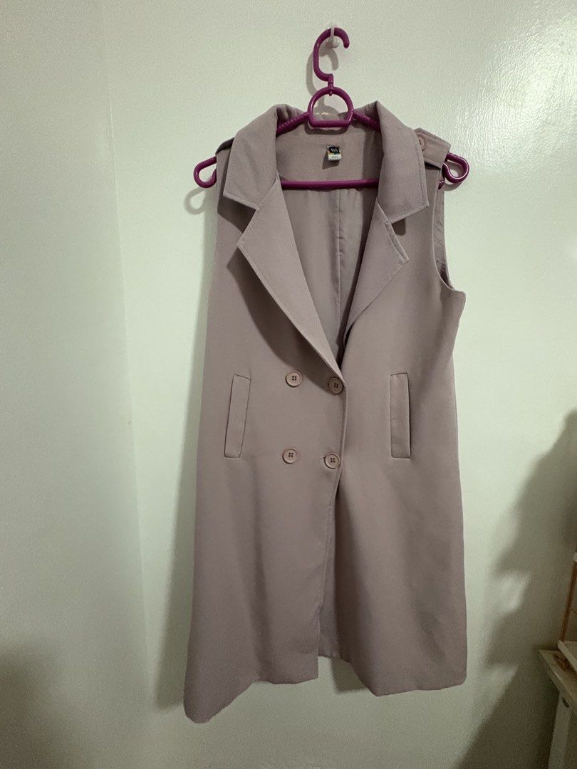 BAYO Sleeveless Double-Breasted Vest - Size Small (Category: Sleeveless) located in San Fernando. Submitted by lovedby.ct (Listing ID 1455386005, Image 1). Description: - Sleeveless vest from BAYO - Double-breasted style with two button closures - Two front pockets - Color: Light mauve or dusty rose - Ideal for layering.
