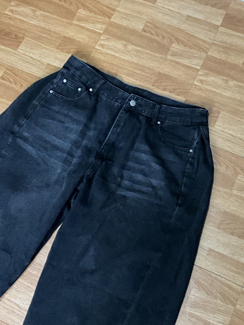 Black baggy pants (Category: Jeans) located in Cabuyao City. Submitted by chebss (Listing ID 1455417847, Image 2). Description: black baggy pants: Waist - 35 Length- 42 * Excellent Condition * Issue: none * Brand: Dazy Shein * Need wash * Thick and Heavy Denim Message me if you want more picture! ☺️.