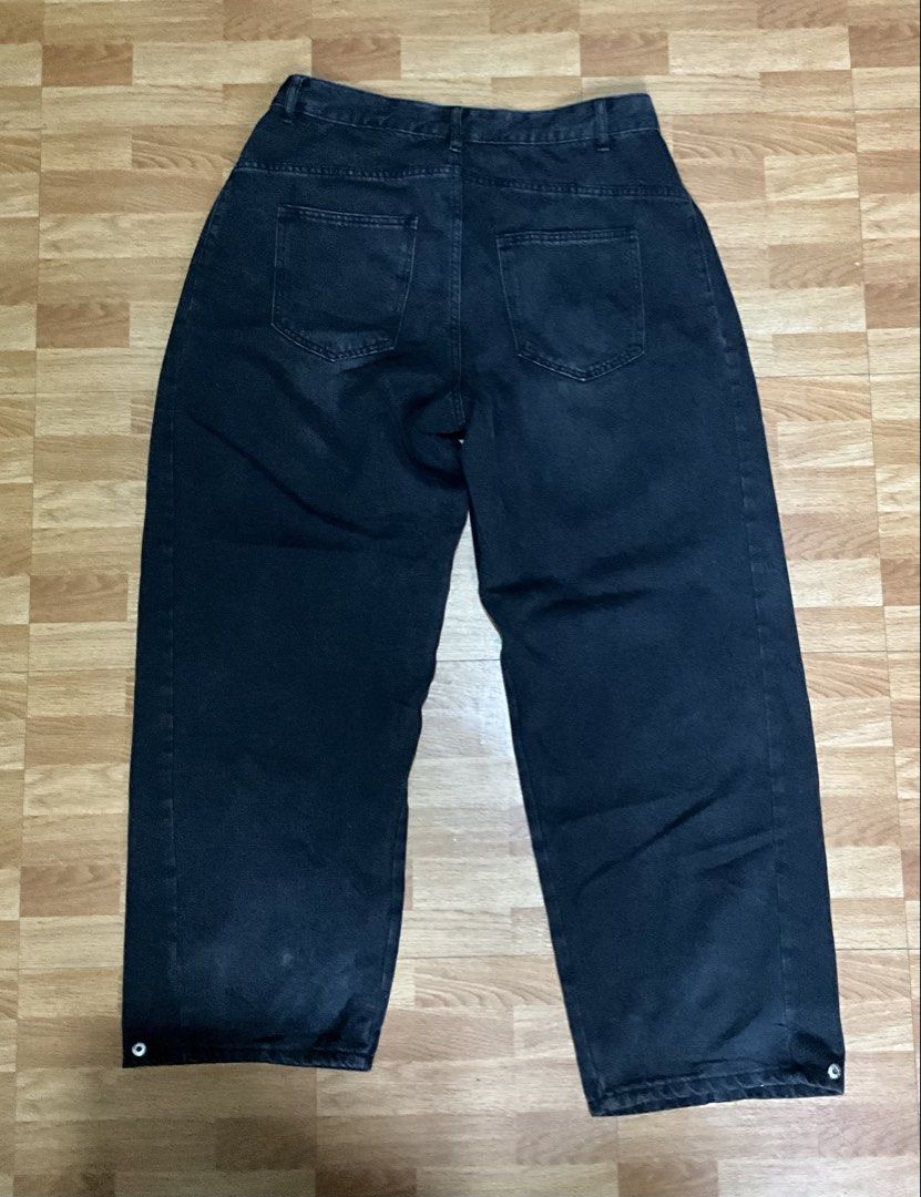 Black baggy pants (Category: Jeans) located in Cabuyao City. Submitted by chebss (Listing ID 1455417847, Image 3). Description: black baggy pants: Waist - 35 Length- 42 * Excellent Condition * Issue: none * Brand: Dazy Shein * Need wash * Thick and Heavy Denim Message me if you want more picture! ☺️.