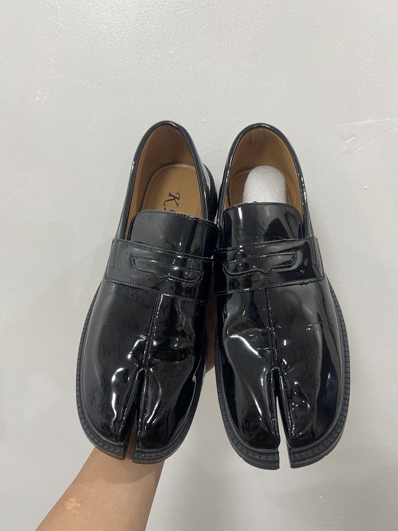 Black Patent Leather Tabi Loafers (Category: Loafers) located in Quezon City. Submitted by jayjay12doria (Listing ID 1455471352, Image 1). Description: - Black patent leather tabi loafers - Chunky sole - Classic loafer style with split toe - Size: UK 7 / US 8.5 / EU 42 - Made in China - Bold statement piece.