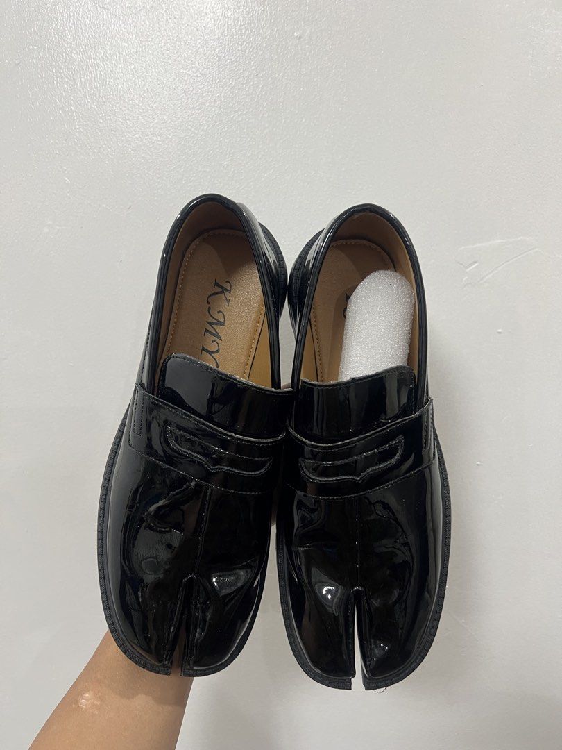 Black Patent Leather Tabi Loafers (Category: Loafers) located in Quezon City. Submitted by jayjay12doria (Listing ID 1455471352, Image 3). Description: - Black patent leather tabi loafers - Chunky sole - Classic loafer style with split toe - Size: UK 7 / US 8.5 / EU 42 - Made in China - Bold statement piece.