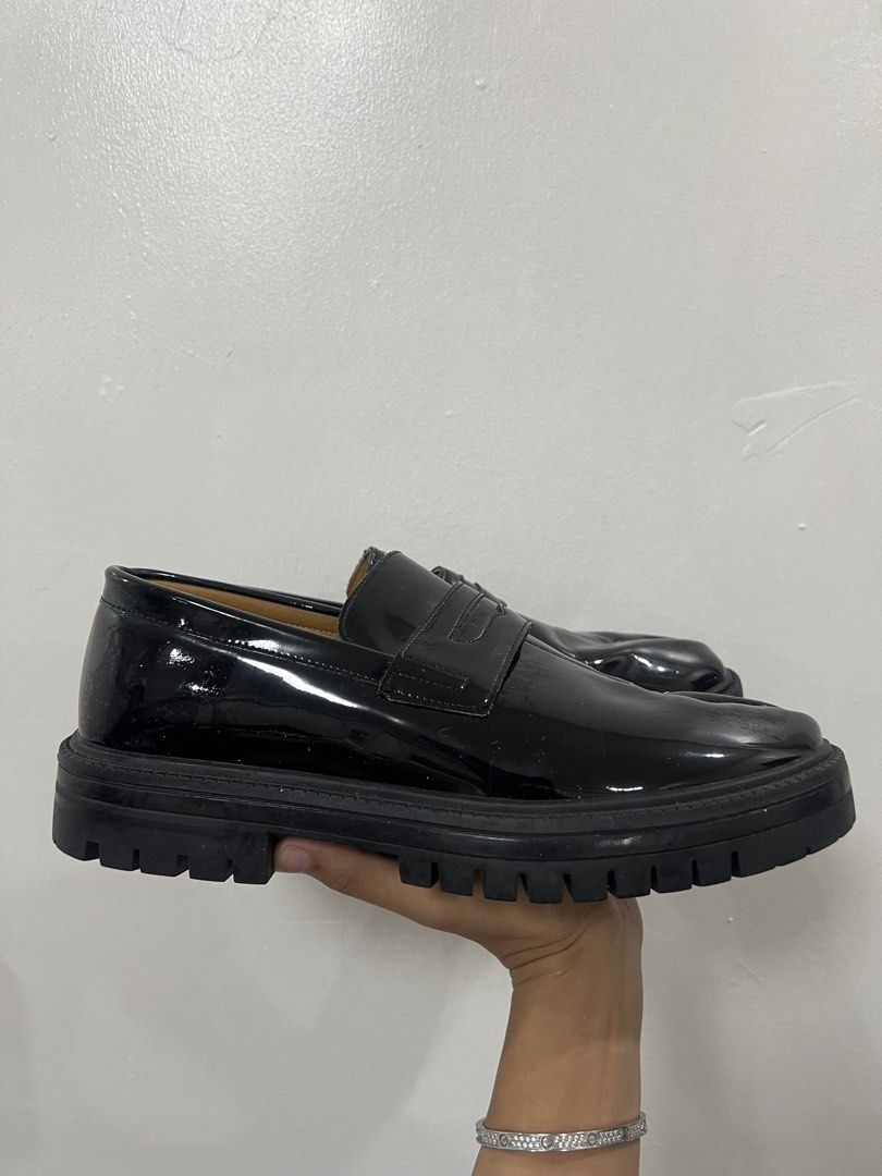Black Patent Leather Tabi Loafers (Category: Loafers) located in Quezon City. Submitted by jayjay12doria (Listing ID 1455471352, Image 2). Description: - Black patent leather tabi loafers - Chunky sole - Classic loafer style with split toe - Size: UK 7 / US 8.5 / EU 42 - Made in China - Bold statement piece.