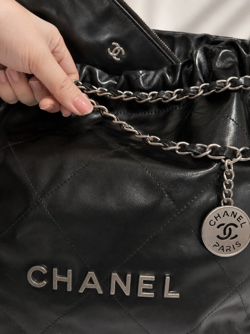 Chanel 22 Black (Category: Luxury Bags & Wallets) located in Pateros City. Submitted by hoarderhub (Listing ID 1455487263, Image 2). Description: Chanel 22 in Black calskin leather ✨ Returns & refunds accepted. I'm a buyer too, so I know how easy it is to make an impulse purchase (sometimes for that little dopamine boost! 😅). As a fellow bag lover—and a bit of a hoarder—I'm trying to declutter, but I also want you to shop with confidence. If you