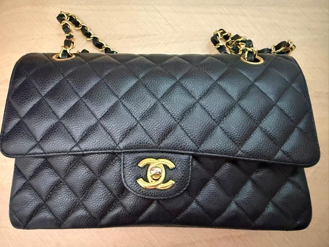 Chanel small classic flap bag （分類：手袋及銀包）位於 Hong Kong。 由 sylviangus 提交（商品編號 1455353490，圖片 3）。簡介： 購自法國專門店 黑卡 23cm full set 面交。