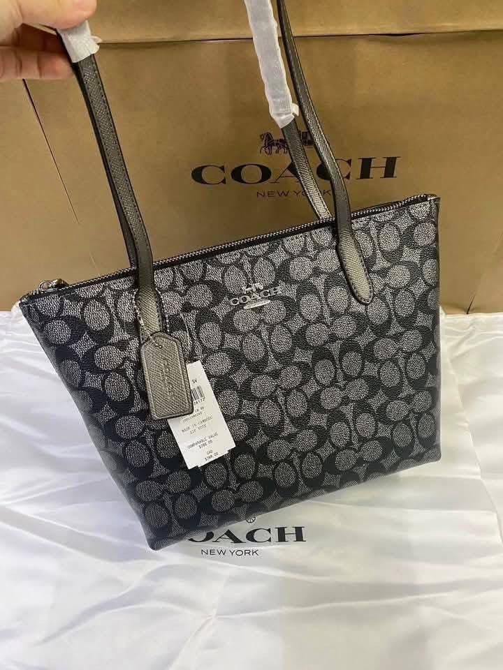Coach Pink Tote Bag (Category: Luxury Bags & Wallets) located in Manila. Submitted by sanghayamnl (Listing ID 1452959006, Image 3). Description: .