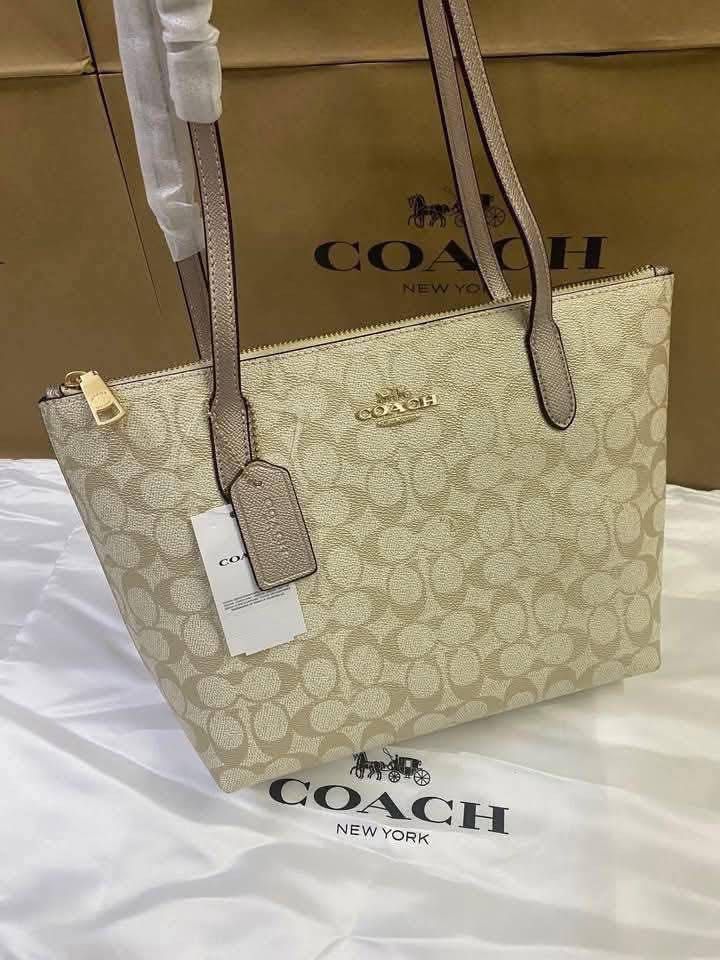 Coach Pink Tote Bag (Category: Luxury Bags & Wallets) located in Manila. Submitted by sanghayamnl (Listing ID 1452959006, Image 2). Description: .
