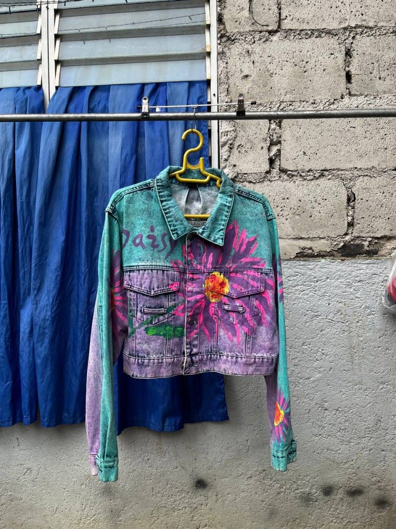 Custom Painted Daisy Denim Jacket (Category: Coats, Jackets and Outerwear) located in Batangas. Submitted by maci24 (Listing ID 1455405225, Image 2). Description: Custom painted denim jacket - Dimes 21.5 ❌ 18.5 (boxy crop) - Vibrant daisy design - C.R 9.5/10 - One-of-a-kind piece .