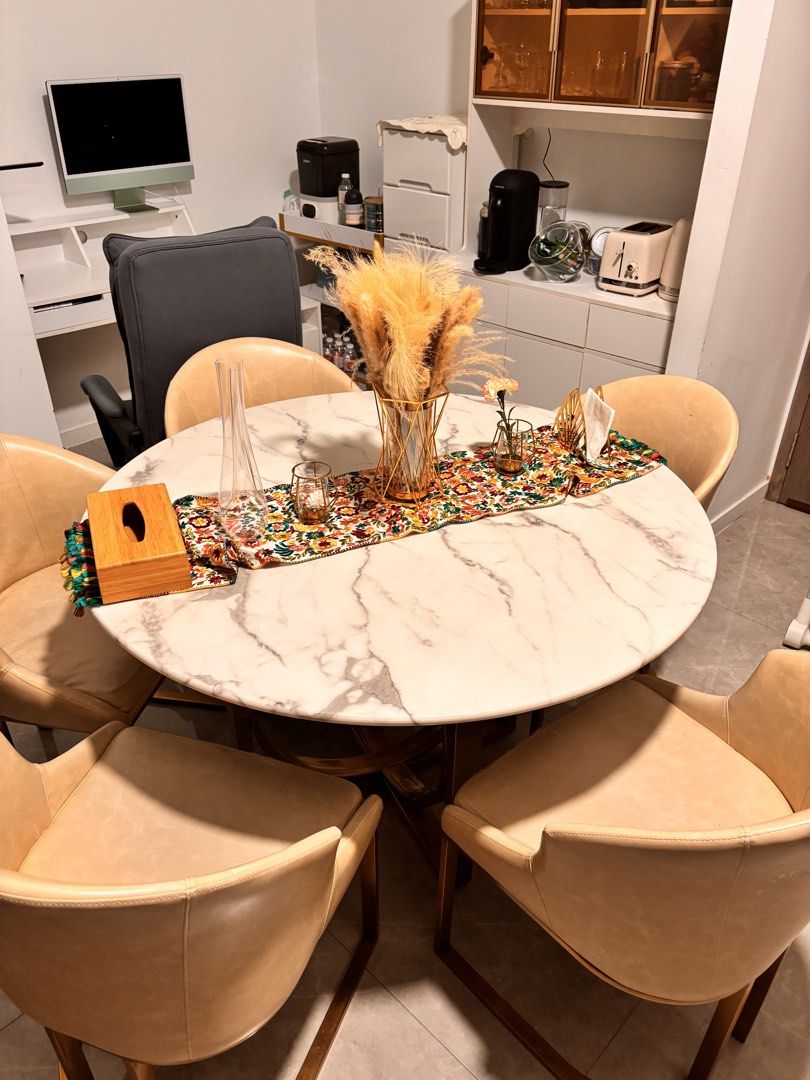 Dining table (Category: Tables & Sets) located in Singapore. Submitted by noufissab43981 (Listing ID 1455365050, Image 3). Description: Luxurious marble dining table .