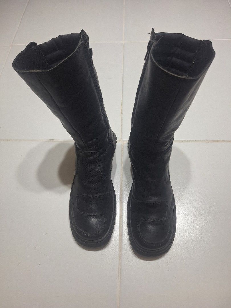 Esprit Mid Zip Leather boots (Category: Boots) located in Las Pinas. Submitted by second.founds (Listing ID 1455383538, Image 2). Description: - Black leather boots - Mid-calf height - Easy side zippers - Chunky sole with excellent grip - Comfortable for daily use - Ideal for cooler weather.