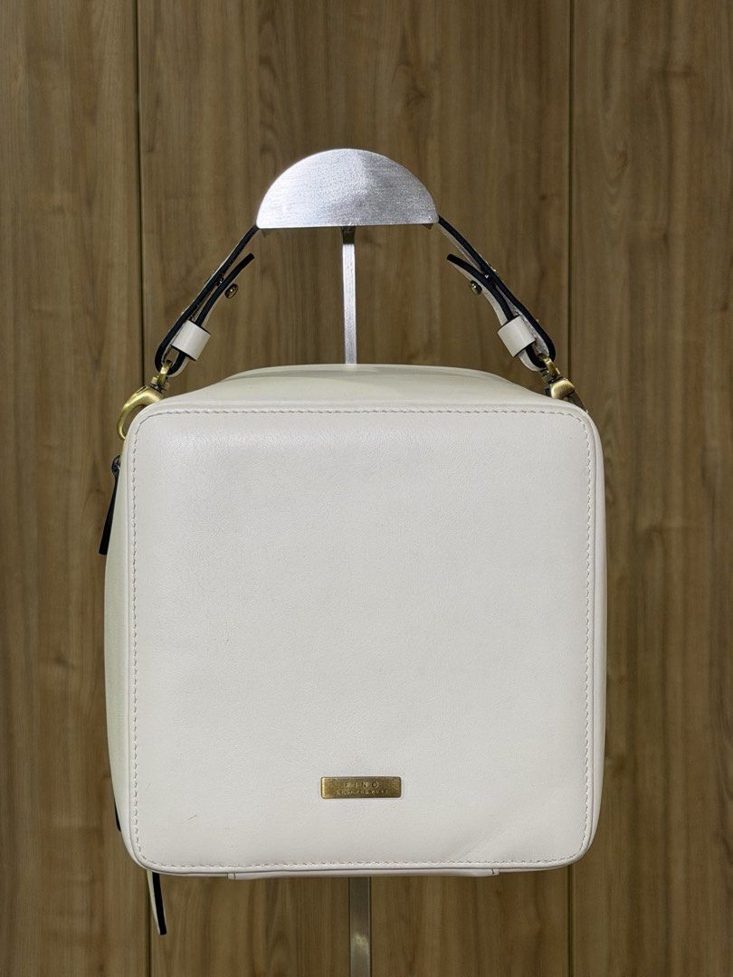Fino Leatherware Cube Bag (Category: Purses & Pouches) located in Manila. Submitted by macy_clee (Listing ID 1455375803, Image 1). Description: .