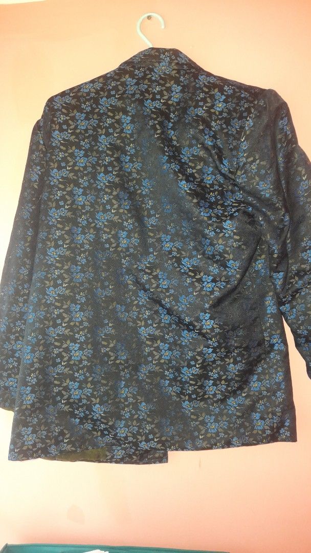 Floral blazer (Category: Coats, Jackets and Outerwear) located in Manila. Submitted by sec0ndbloom (Listing ID 1455354056, Image 2). Description: - Stylish floral blazer - Size: Medium (EU 38/UK 10/US 6) - Design: Intricate blue and gold floral pattern - Color: Dark base with vibrant floral accents - Condition: Excellent, like new - Perfect for adding a sophisticated touch to any outfit.
