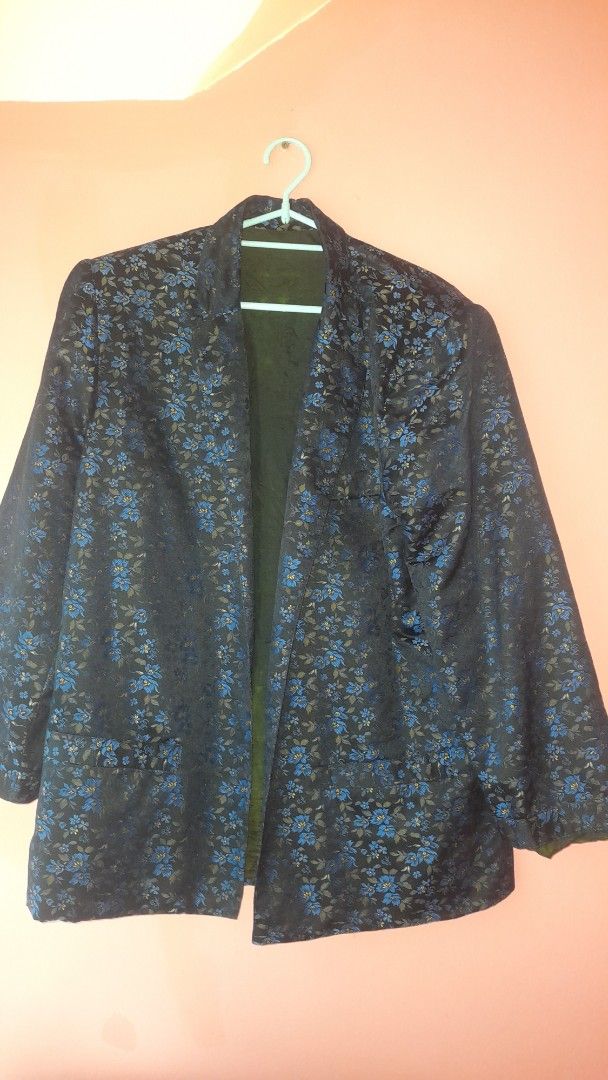 Floral blazer (Category: Coats, Jackets and Outerwear) located in Manila. Submitted by sec0ndbloom (Listing ID 1455354056, Image 1). Description: - Stylish floral blazer - Size: Medium (EU 38/UK 10/US 6) - Design: Intricate blue and gold floral pattern - Color: Dark base with vibrant floral accents - Condition: Excellent, like new - Perfect for adding a sophisticated touch to any outfit.