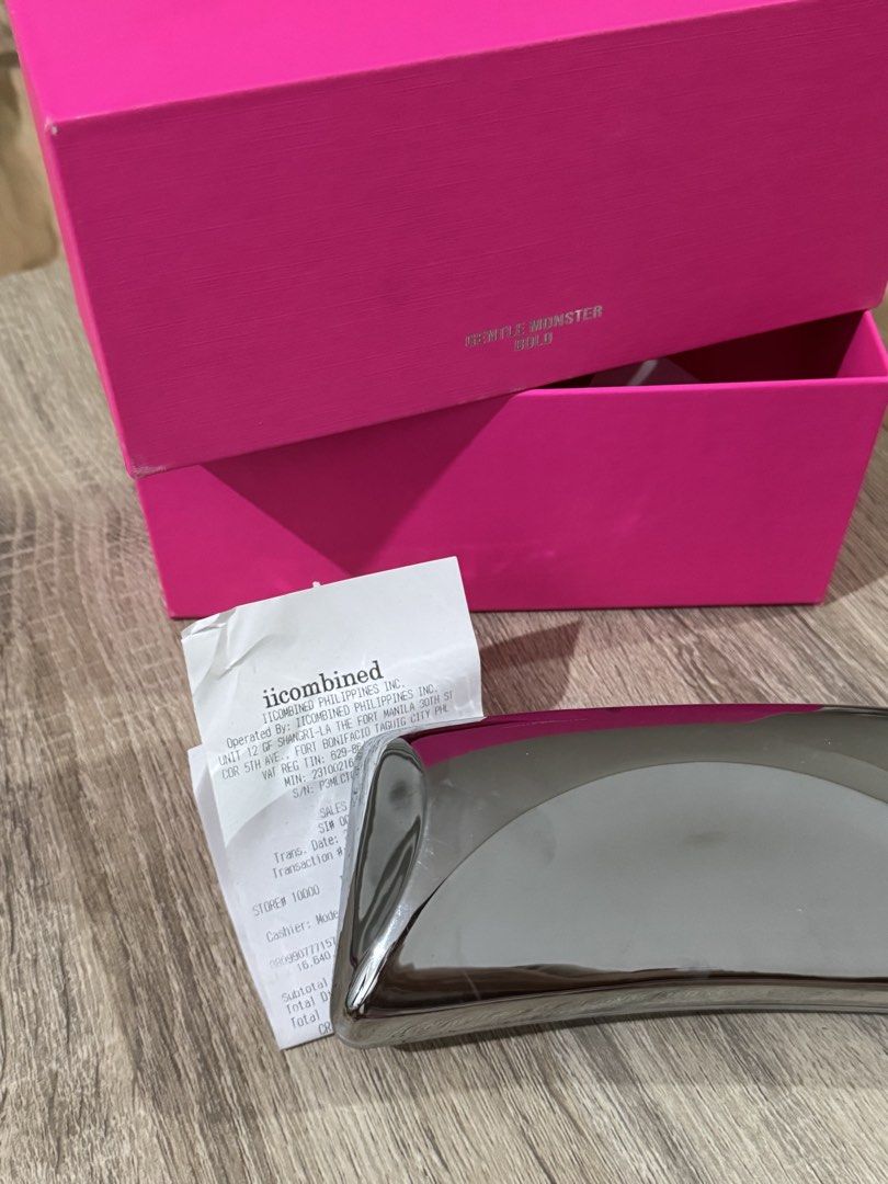 Gentle Monster De Fi G2 Sunglasses (Category: Sunglasses & Eyewear) located in Makati City. Submitted by offthemetro (Listing ID 1455333798, Image 3). Description: - Authentic Gentle Monster De Fi G2 sunglasses - Stylish grey frame with gradient lenses - Includes original box.