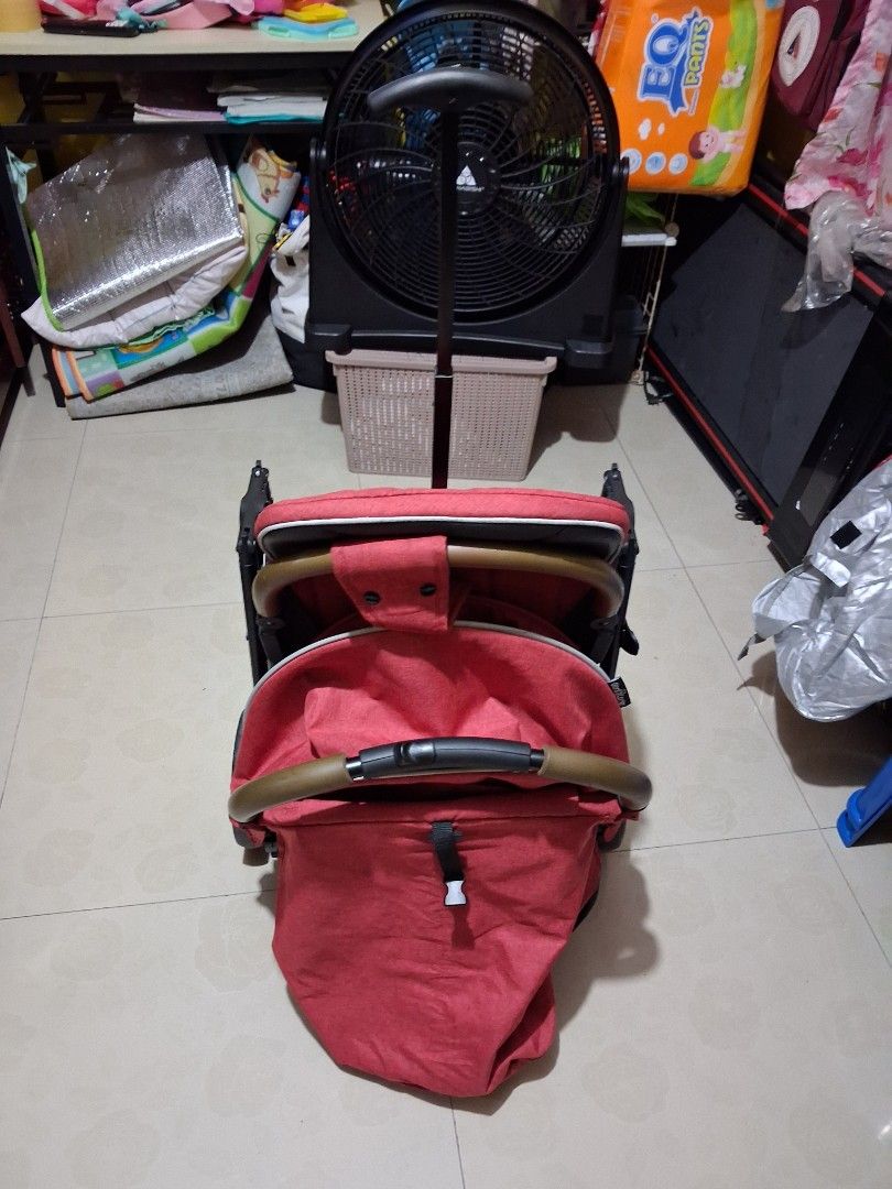 Giant Careier Stroller Red (Category: Strollers) located in Quezon City. Submitted by lheochan (Listing ID 1455325638, Image 3). Description: - Combi red stroller - Reversible handle for easy steering - Compact fold for convenient storage and travel - Breathable mesh seat insert - Good working condition.