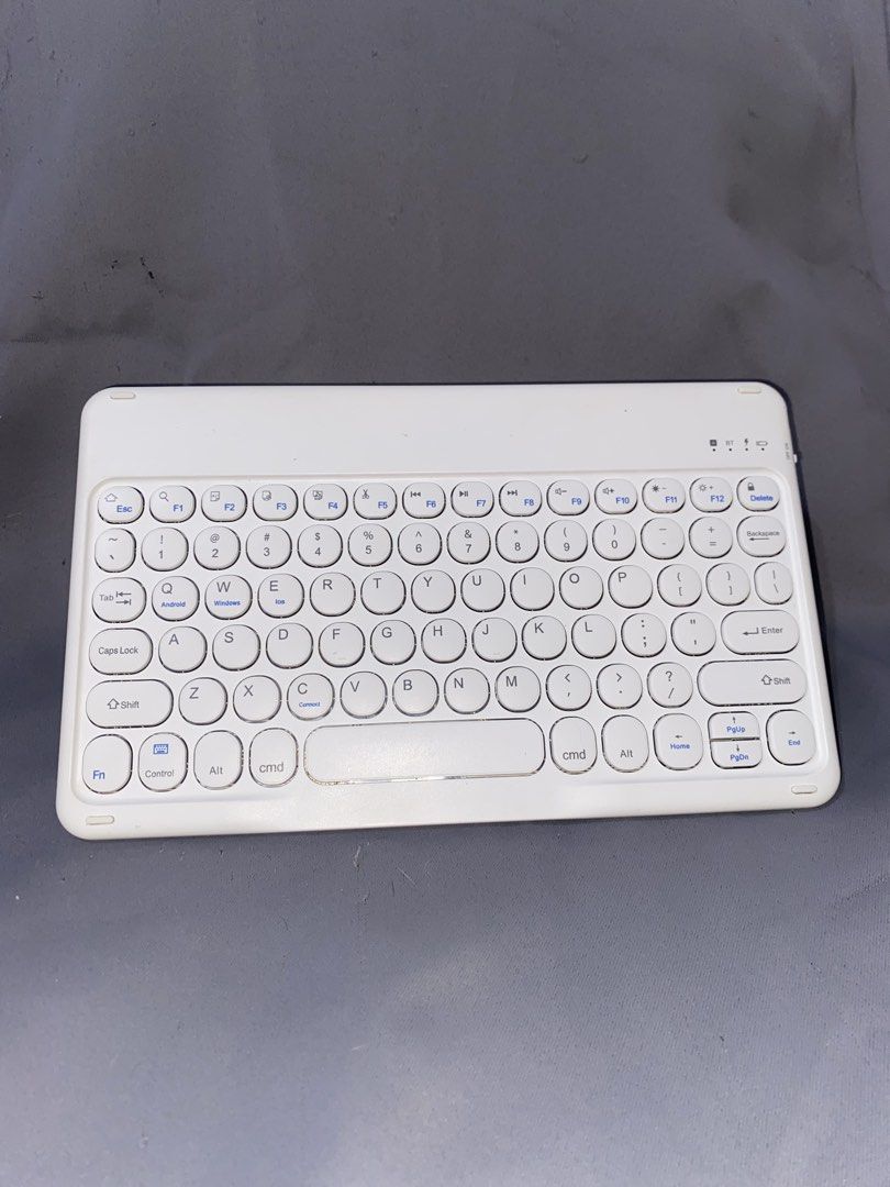GOOJODOQ Keyboard (Category: Computer Keyboard) located in Pasig City. Submitted by crybbeee (Listing ID 1455457430, Image 3). Description: Good job do quickly keyboard for tablet Description: - good as new, di masyadong nagamit - rfs:declutterring - type c charger port .