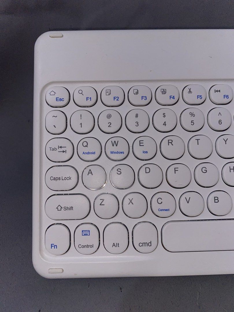 GOOJODOQ Keyboard (Category: Computer Keyboard) located in Pasig City. Submitted by crybbeee (Listing ID 1455457430, Image 1). Description: Good job do quickly keyboard for tablet Description: - good as new, di masyadong nagamit - rfs:declutterring - type c charger port .