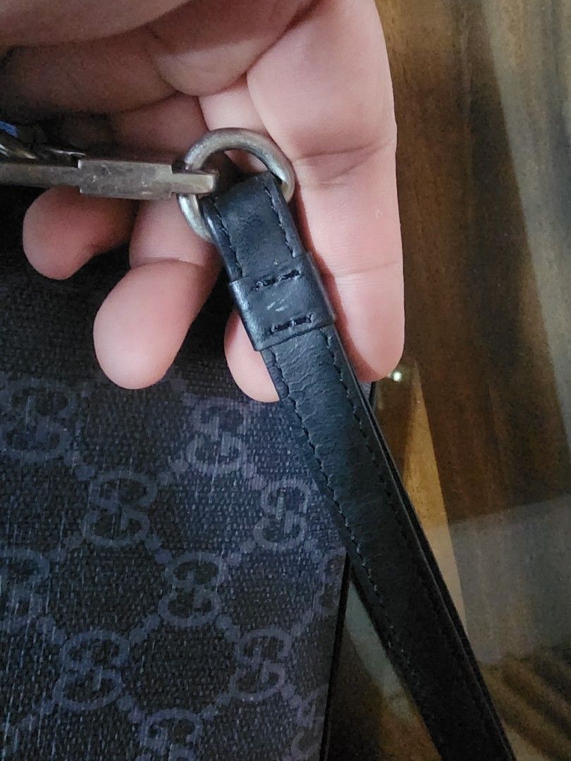 Gucci original wallet pouch (Category: Luxury Bags & Wallets) located in Manila. Submitted by chrinathalie (Listing ID 1455015716, Image 2). Description: used few times no flaws.
