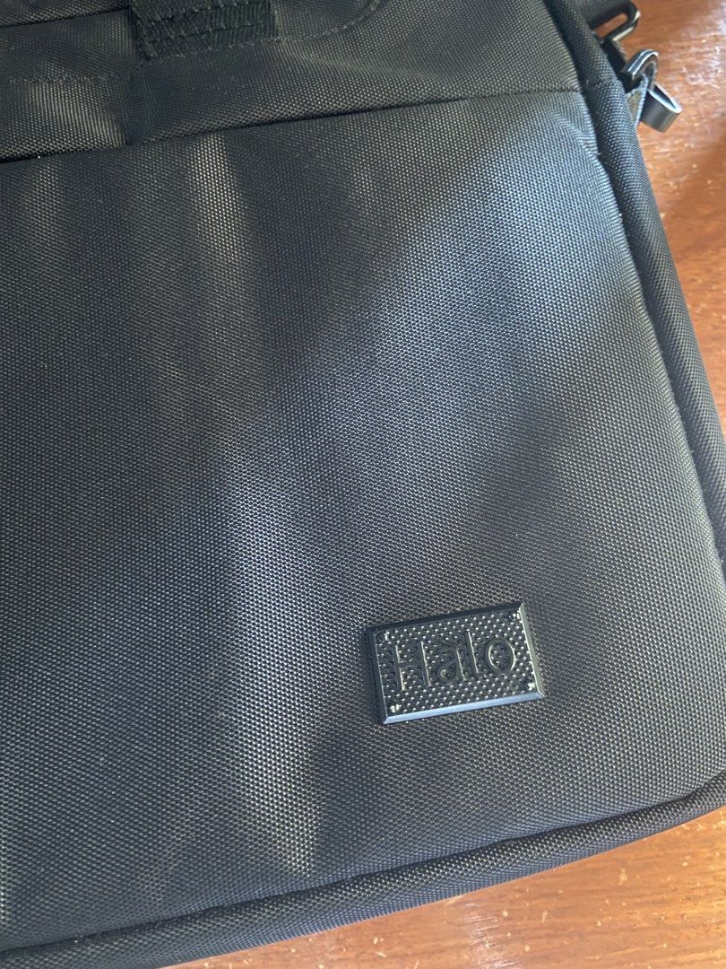 Halo Laptop Bag (Category: Laptop Bags & Sleeves) located in San Pablo. Submitted by vernikas (Listing ID 1455329732, Image 3). Description: RFS: decluttering Lightly used .