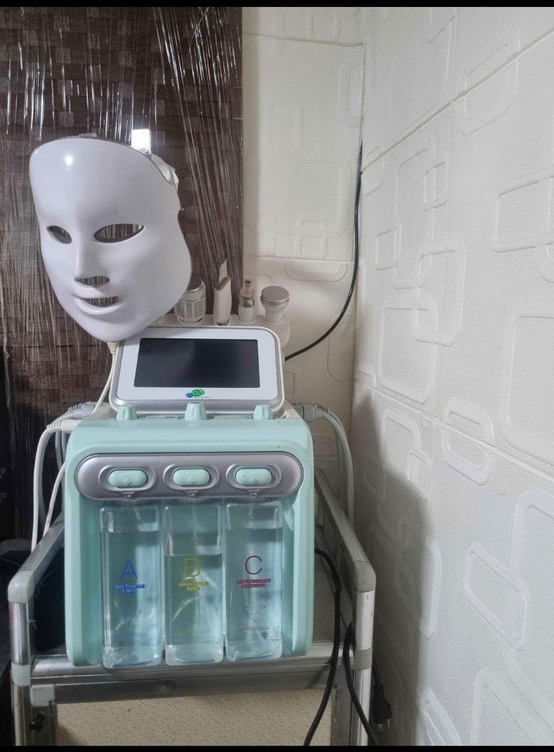 HYDRA FACIAL MACHINE PRELOVED (Category: Face Care) located in Manila. Submitted by kittykaye15 (Listing ID 1455490731, Image 2). Description: Rush! Use 3x then natambak na, like brandnew and aug 2027 pa po expiration ng mga serums, test to sawa.