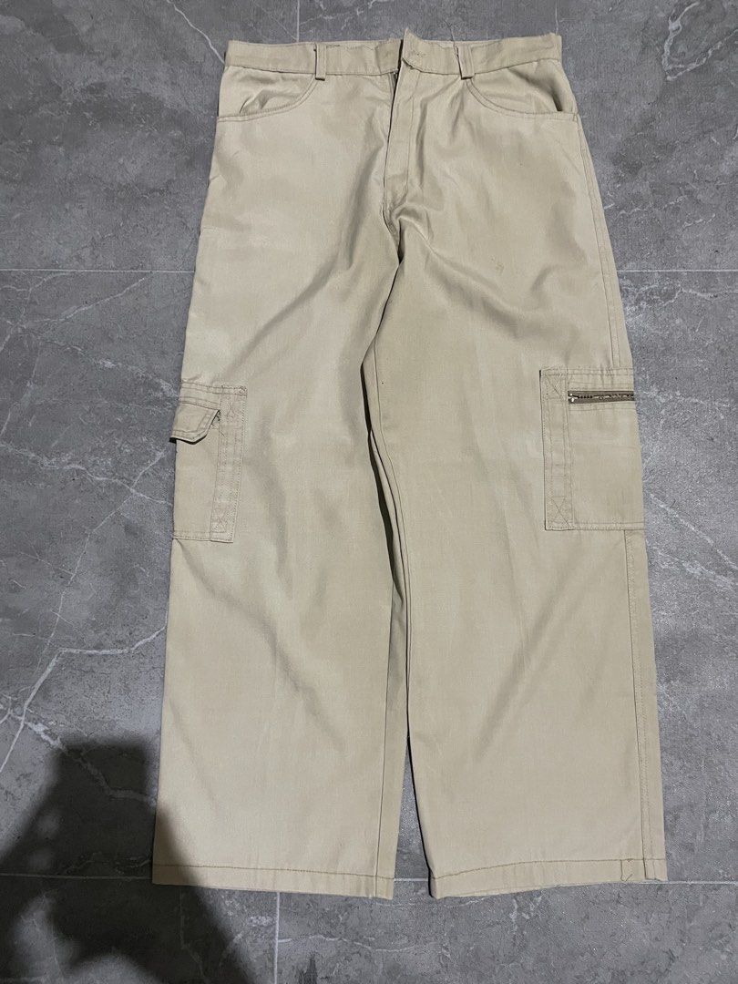 INTERPOLL MULTIPOCKET CARGO PANTS (Category: Chinos) located in San Fernando. Submitted by unc_thrifts (Listing ID 1455391524, Image 2). Description: Interpoll multi pocket cargo pants 32 waist 38 length 10 leg opening Flaw missing button .