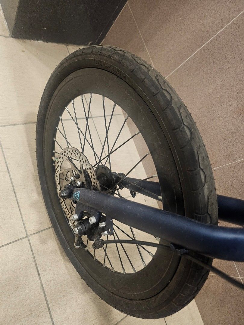 JAVA Folding Bicycle (Category: Bicycles) located in Singapore. Submitted by baby33333333333 (Listing ID 1455437252, Image 3). Description: - JAVA folding bike - Dark blue frame with teal accents - Disc brakes - Multi-gear cassette - Black seat with red accents - Pedals included - Ideal for commuting or casual rides - Folds for easy storage and transport.