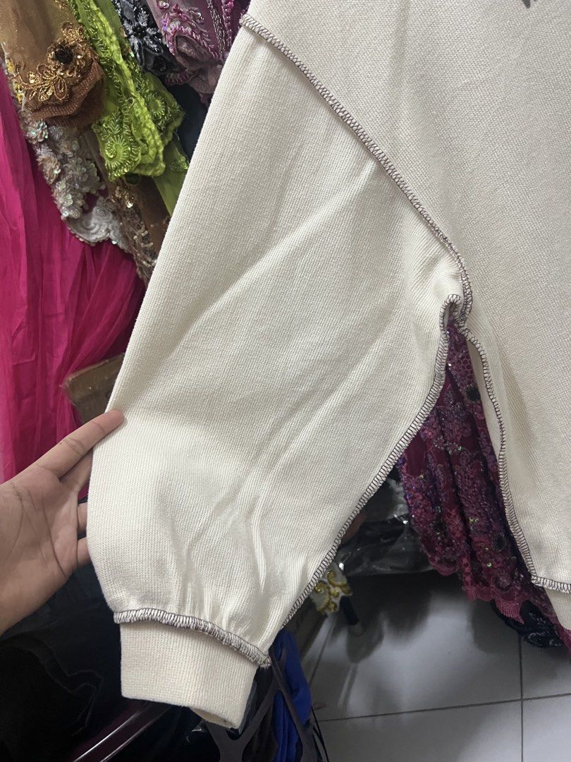 Knitwear Basic (Category: Longsleeves) located in Kuala Lumpur. Submitted by rose0511.crystal (Listing ID 1455358925, Image 3). Description: Pit : boleh pergi smpai 25 Labuh : 24 camtu Berminat dm/wasabi OII5II4328I lekaih Fast pay only (booking with payment) Nak pickup : Aman Puri Kepong Kalau jauh : kita post ✅.