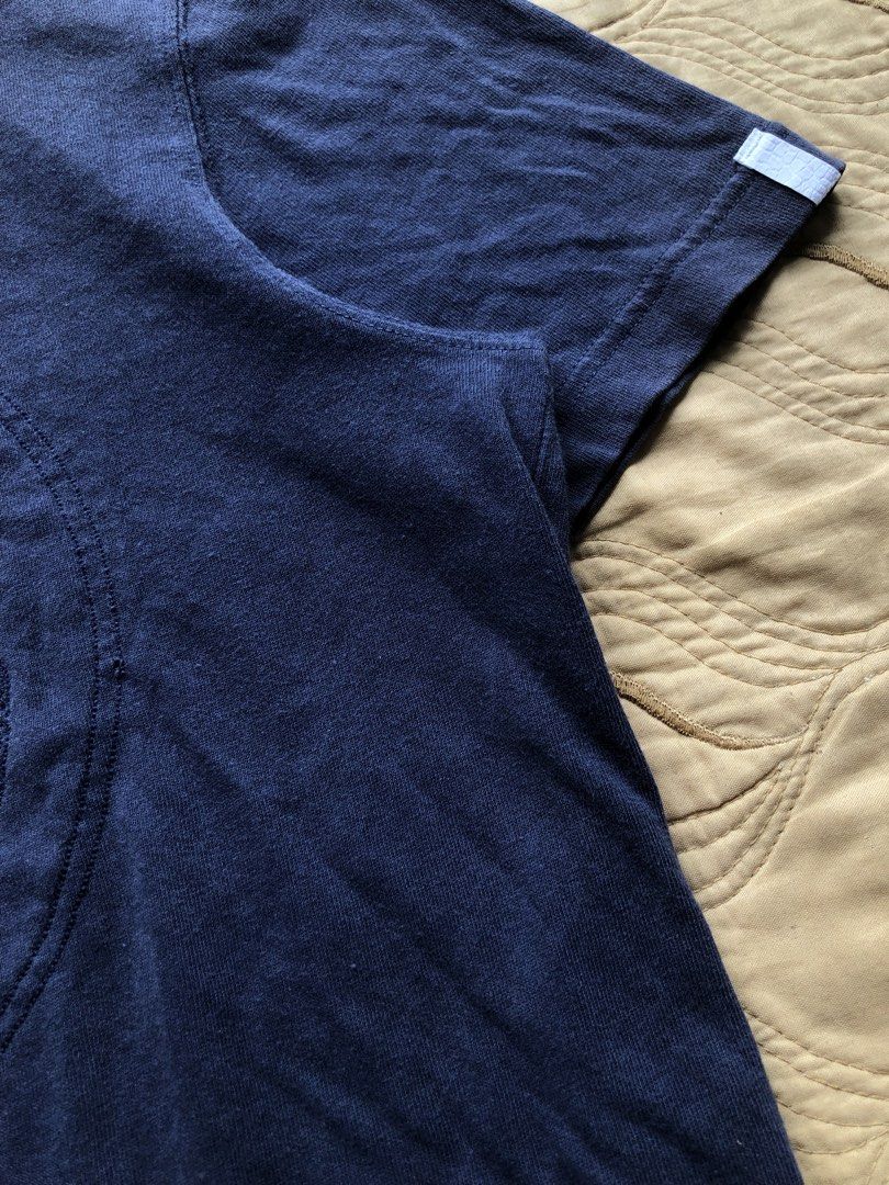 Lacoste live big logo (Category: Tshirts & Polo Shirts ) located in Sipalay. Submitted by johnlevifl12973 (Listing ID 1455369481, Image 3). Description: Lacoste live big logo Size medium men’s 21x27 In very good condition Issue unnoticeable scratch, not pinhole (see last pic) Need wash only 9.5/10 Color rate .