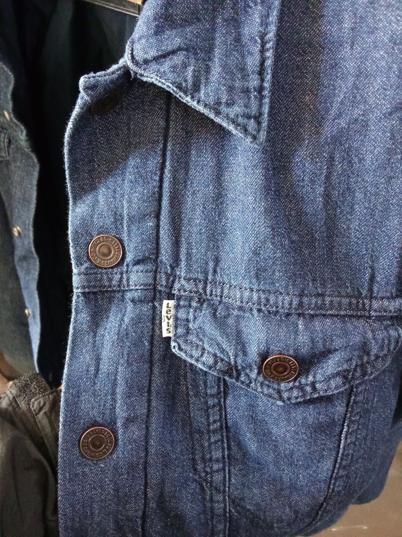 Levis bomber jacket (Category: Coats, Jackets and Outerwear) located in Tagbilaran City. Submitted by nomsojyara49223 (Listing ID 1455361090, Image 2). Description: xsmall size but fit small excellent no issue.