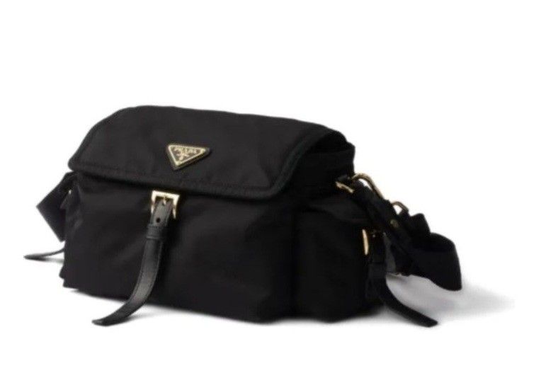 Like Prada Explore （分類：手袋及銀包）位於 Hong Kong。 由 kikiki1021 提交（商品編號 1455411121，圖片 1）。簡介： Hey there! 👋 Check out this super stylish black crossbody bag, giving off those chic Prada vibes! It's perfect for anyone who loves a blend of fashion and practicality. The nylon material is durable and lightweight, making it ideal for everyday adventures or exploring the city. It features a secure flap closure with a buckle detail and a handy front pocket. The 