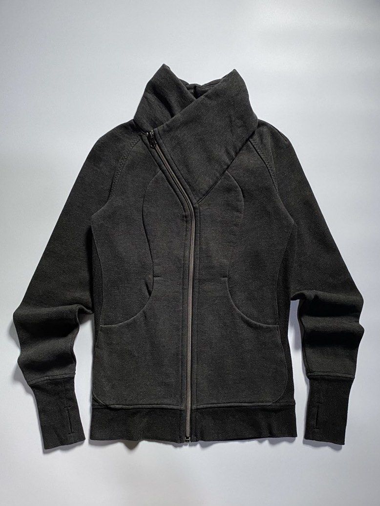Lululemon Asymmetrical Zip Funnel Jacket (Category: Coats, Jackets and Outerwear) located in Manila. Submitted by lexia_swrdrbfinds (Listing ID 1455456913, Image 1). Description: ⋆ 𐙚 ̊ Lululemon Asymmetrical Zip Funnel Neck Jacket 🌸 𝓈𝒾𝓏ℯ ℴ𝓃 𝓉𝒶𝑔: 2 🩷 𝓁ℯ𝓃𝑔𝓉𝒽: 23 🌷 𝓌𝒾𝒹𝓉𝒽: 14 🎀 𝒸ℴ𝓃𝒹𝒾𝓉𝒾ℴ𝓃: 10/10 🫧 𝒻𝓁𝒶𝓌𝓈: none 𝓅𝓇𝒾𝒸ℯ: 999 ✦ 𝓅𝓁𝓊𝓈 𝓈𝒽𝒾𝓅𝓅𝒾𝓃𝑔 𝒻ℯℯ.