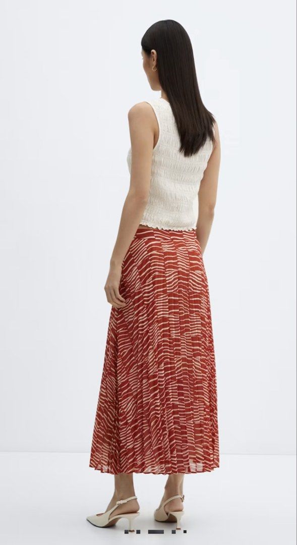 Mango Pleated Midi Flared Skirt (Category: Skirts) located in Quezon City. Submitted by monmonmon13 (Listing ID 1455409333, Image 2). Description: Mango printed pleated midi skirt 🐅 - size SMALL - red-orange and off white abstract print - midi length - flowy and light - not see through, with inner lining - concealed zip closure (intact with no damages) - ideal for summer days .