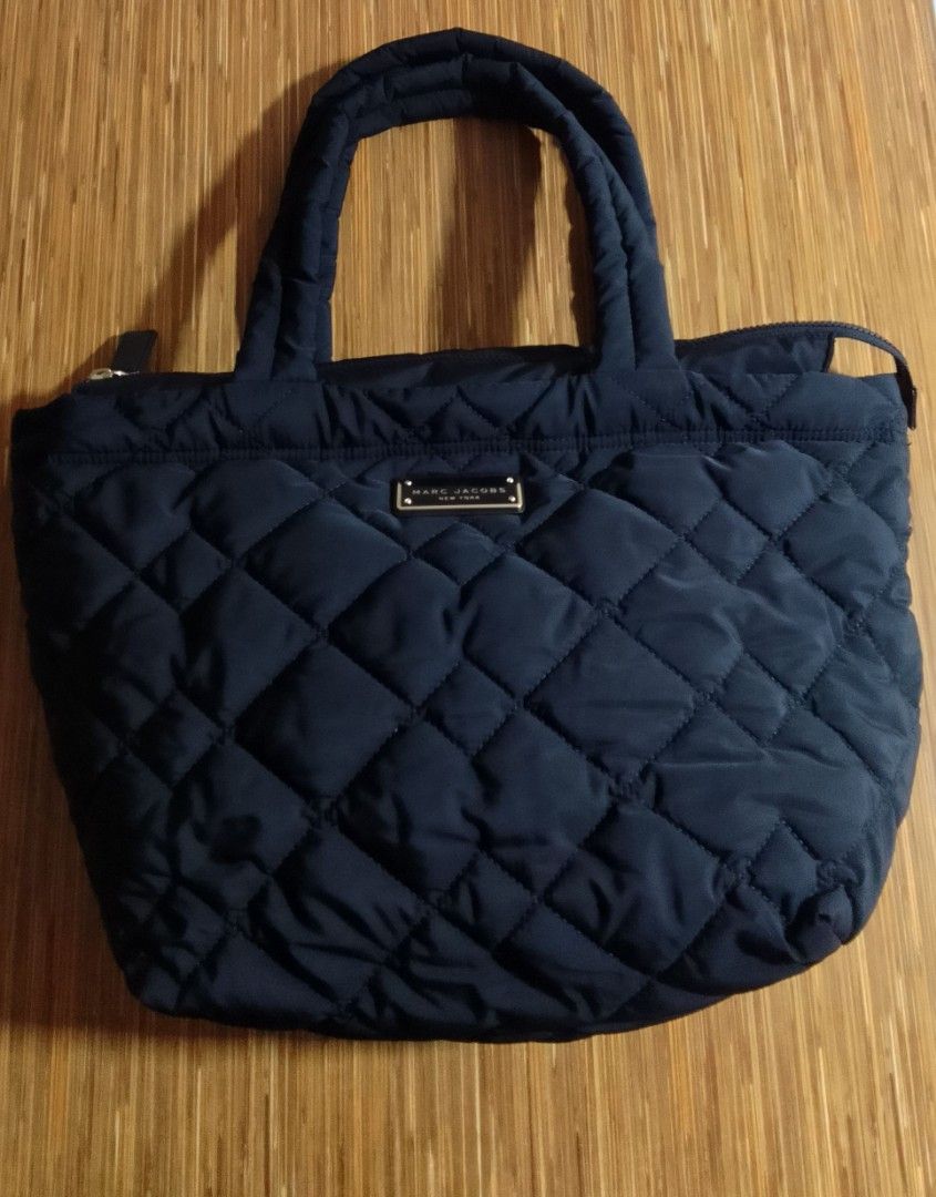 Marc Jacobs Quilted Tote Bag (Category: Luxury Bags & Wallets) located in Santiago. Submitted by rinaling (Listing ID 1455433415, Image 1). Description: - Quilted Nylon Medium Tote Bag in Black - Light weight - Zipper smoothly access.